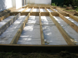 structure pour une terrasse en bois composite